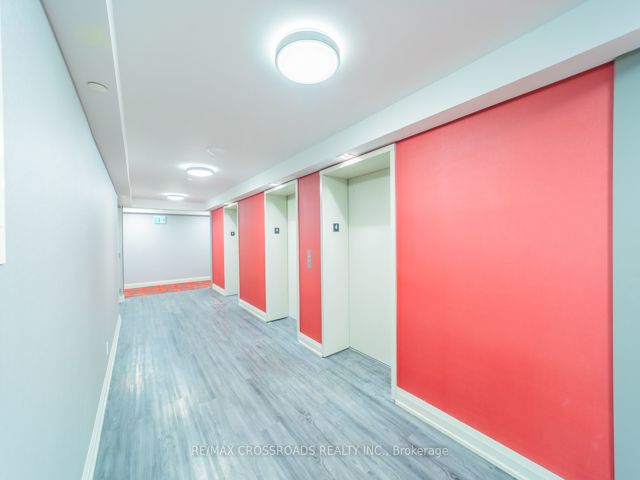 422 - 20 Meadowglen Pl