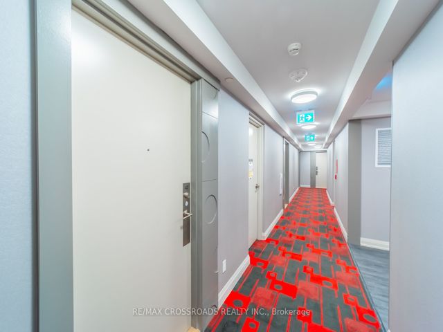 422 - 20 Meadowglen Pl