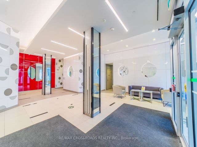 422 - 20 Meadowglen Pl