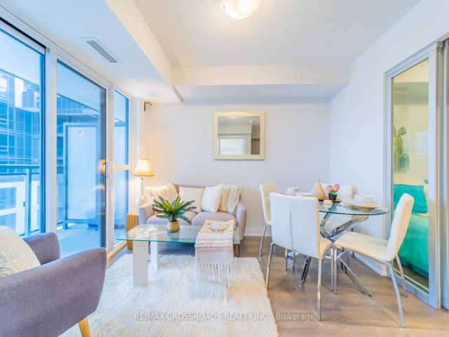 422 - 20 Meadowglen Pl