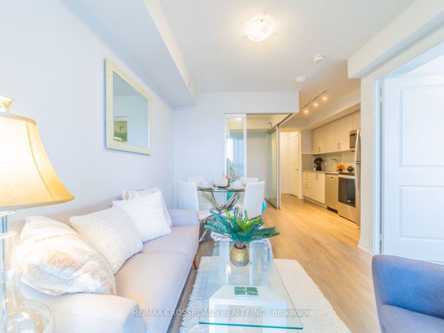 422 - 20 Meadowglen Pl