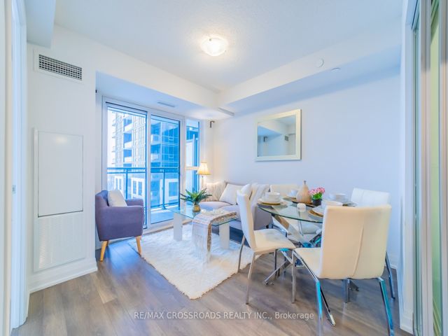 422 - 20 Meadowglen Pl