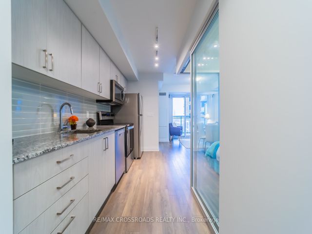 422 - 20 Meadowglen Pl