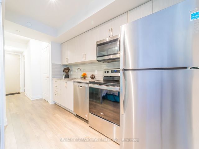 422 - 20 Meadowglen Pl