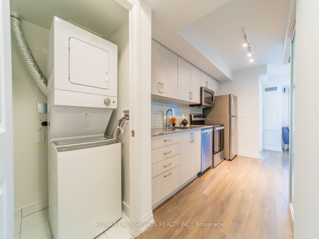 422 - 20 Meadowglen Pl