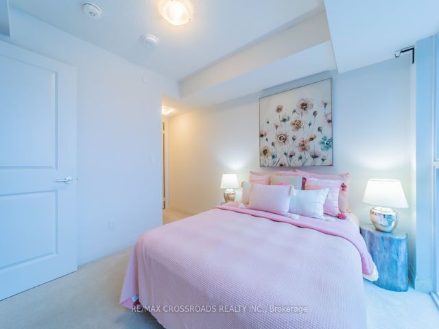 422 - 20 Meadowglen Pl