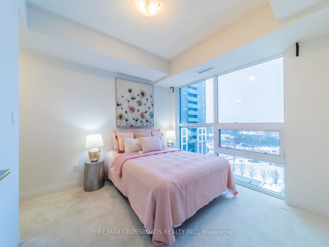 422 - 20 Meadowglen Pl