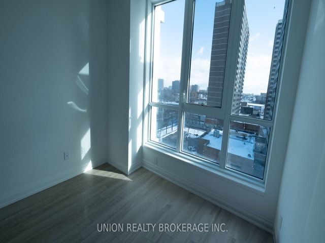 606 - 286 Main St