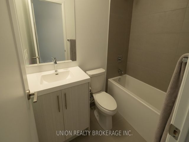606 - 286 Main St