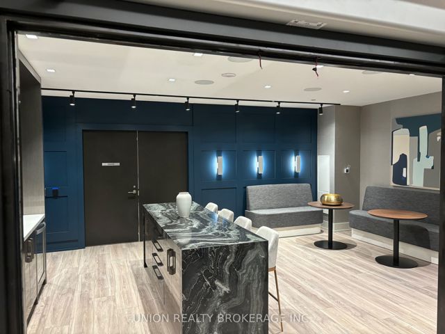 606 - 286 Main St