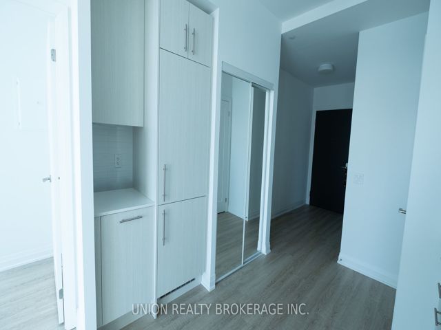 606 - 286 Main St