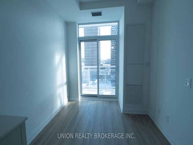 606 - 286 Main St