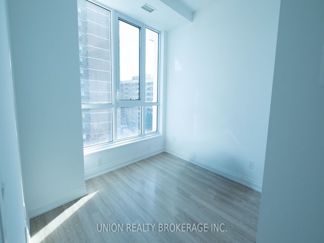 606 - 286 Main St