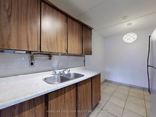 202 - 2 Glamorgan Ave