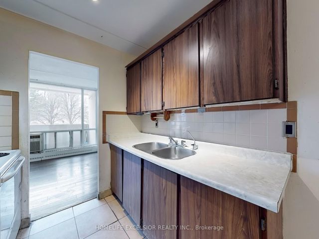 202 - 2 Glamorgan Ave