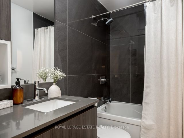 408 - 665 Queen St E