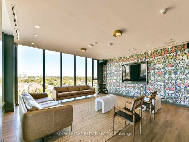 408 - 665 Queen St E