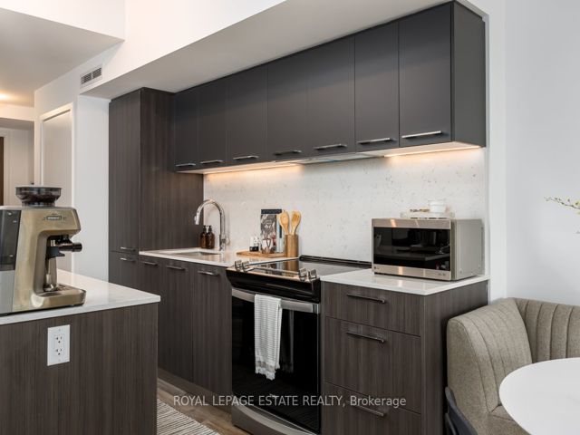 408 - 665 Queen St E