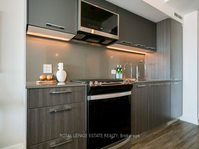 403 - 665 Queen St E