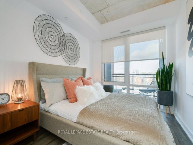 403 - 665 Queen St E