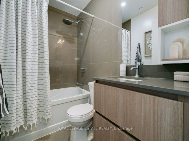 403 - 665 Queen St E