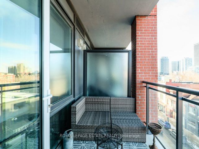 403 - 665 Queen St E
