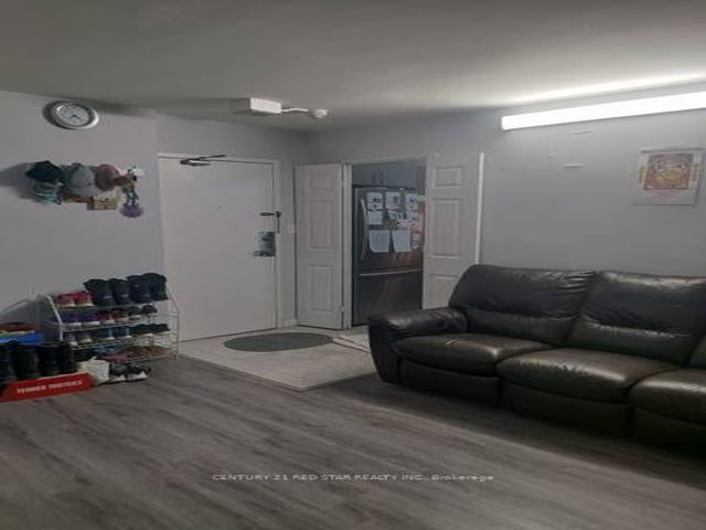304 - 5 Massey Sq