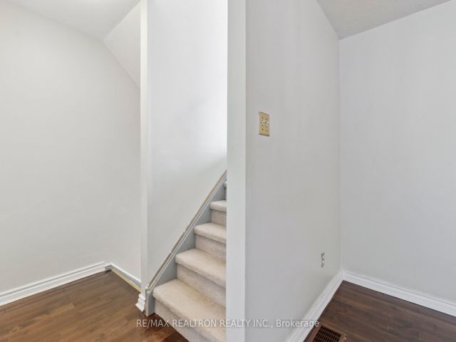 6 - 44 Chester Le Blvd