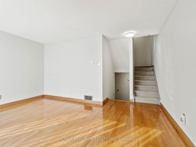 6 - 44 Chester Le Blvd