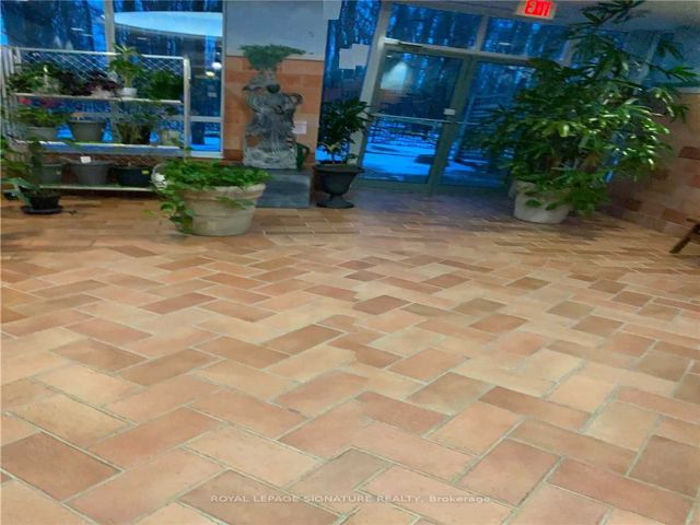405 - 61 Town Centre Crt