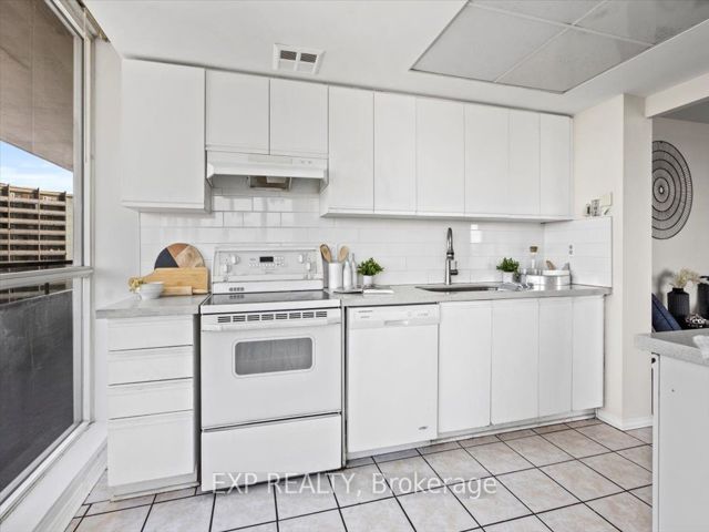 1204 - 5 Greystone Walk Dr