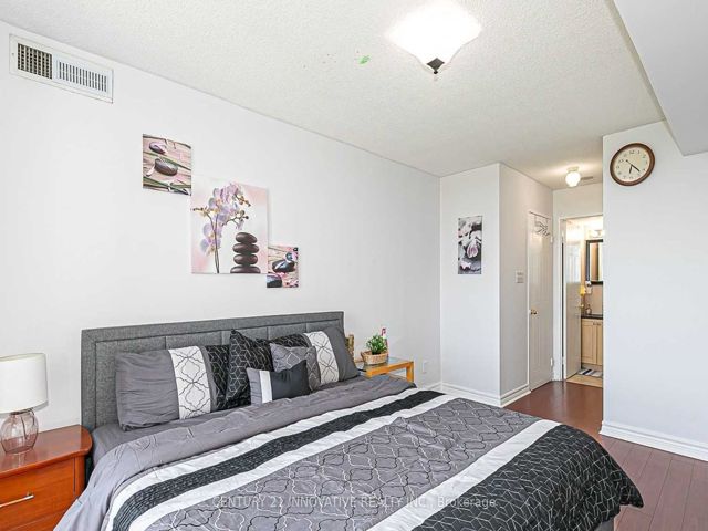 1111 - 2550 Lawrence Ave E