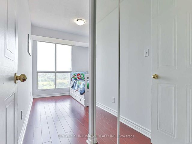 1111 - 2550 Lawrence Ave E