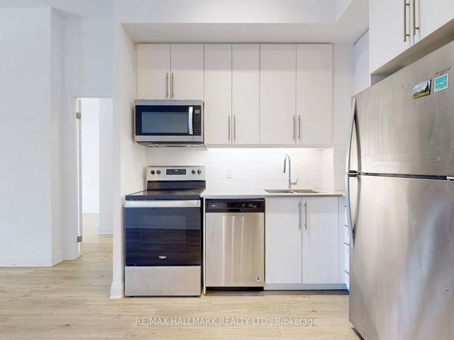 421 - 3220 Sheppard Ave E