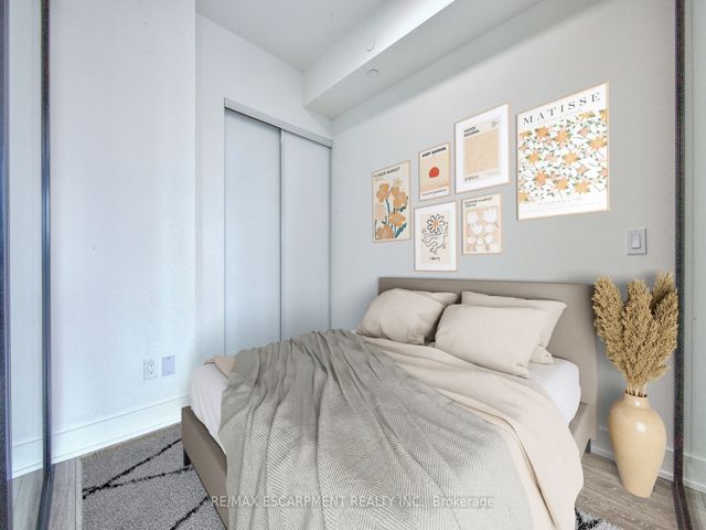 514 - 1285 Queen St E