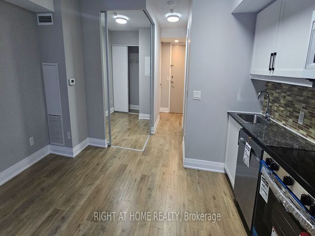 306 - 30 Meadowglen Pl