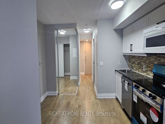 306 - 30 Meadowglen Pl