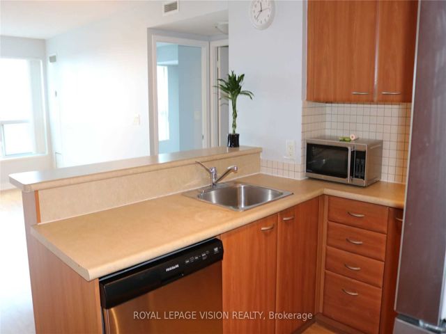 3016 - 36 Lee Centre Dr