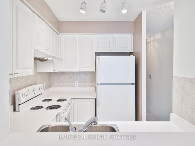 1016 - 11 Lee Centre Dr