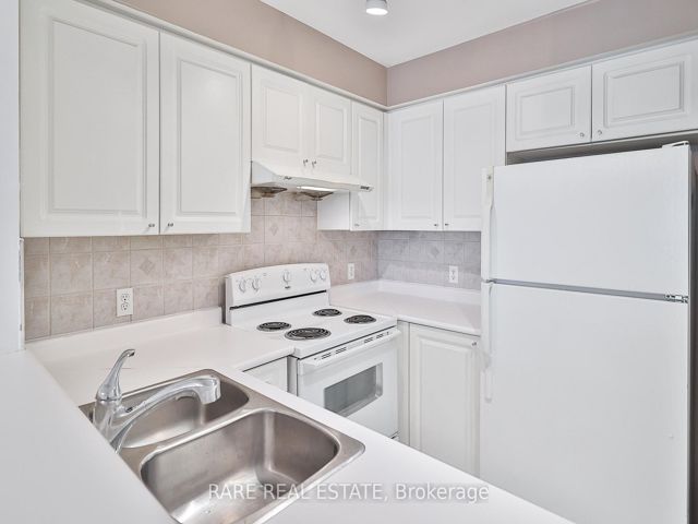 1016 - 11 Lee Centre Dr