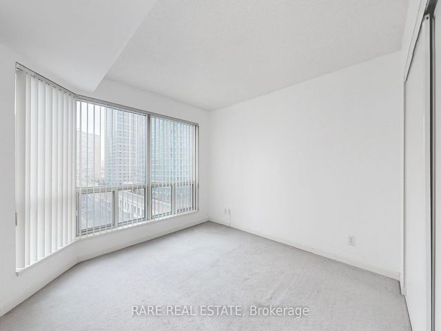 1016 - 11 Lee Centre Dr