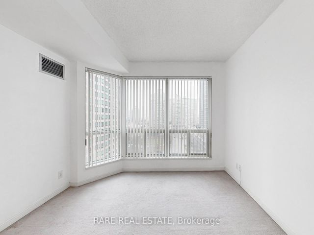 1016 - 11 Lee Centre Dr