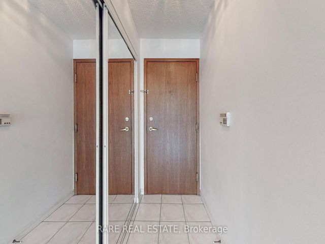 1016 - 11 Lee Centre Dr