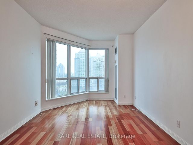 1016 - 11 Lee Centre Dr