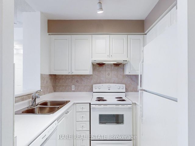 1016 - 11 Lee Centre Dr