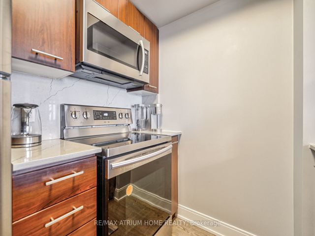 3422 - 135 Village Green Sq