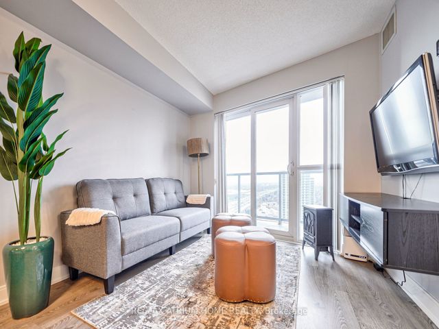 3422 - 135 Village Green Sq