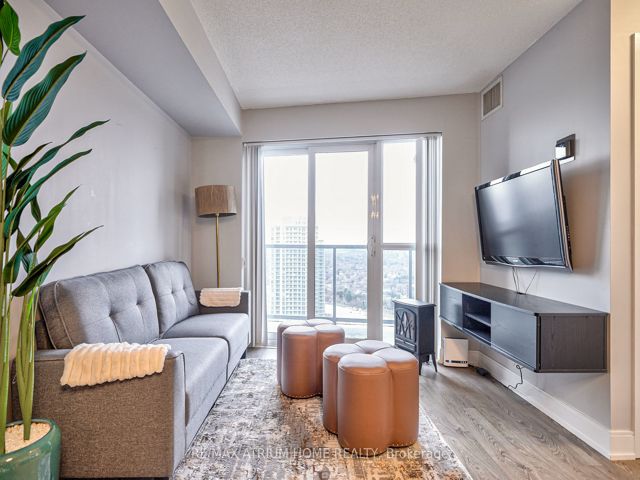 3422 - 135 Village Green Sq