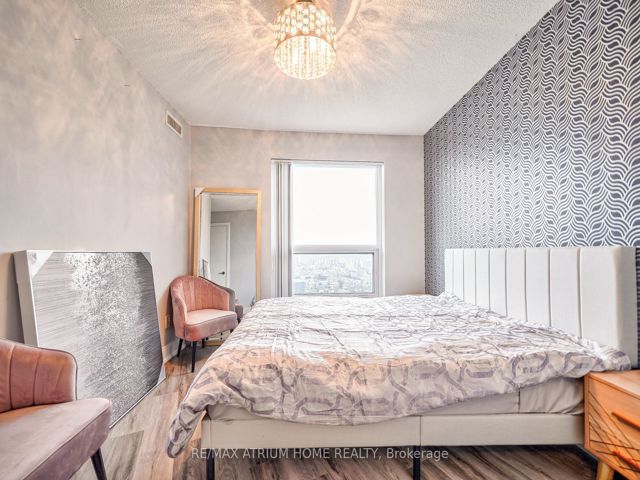 3422 - 135 Village Green Sq