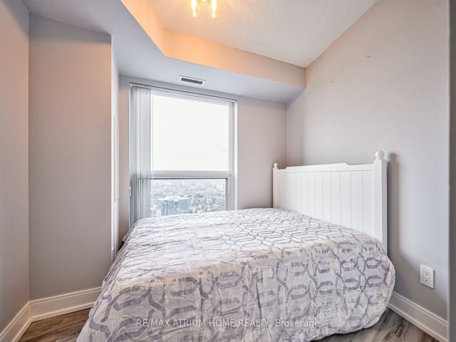 3422 - 135 Village Green Sq